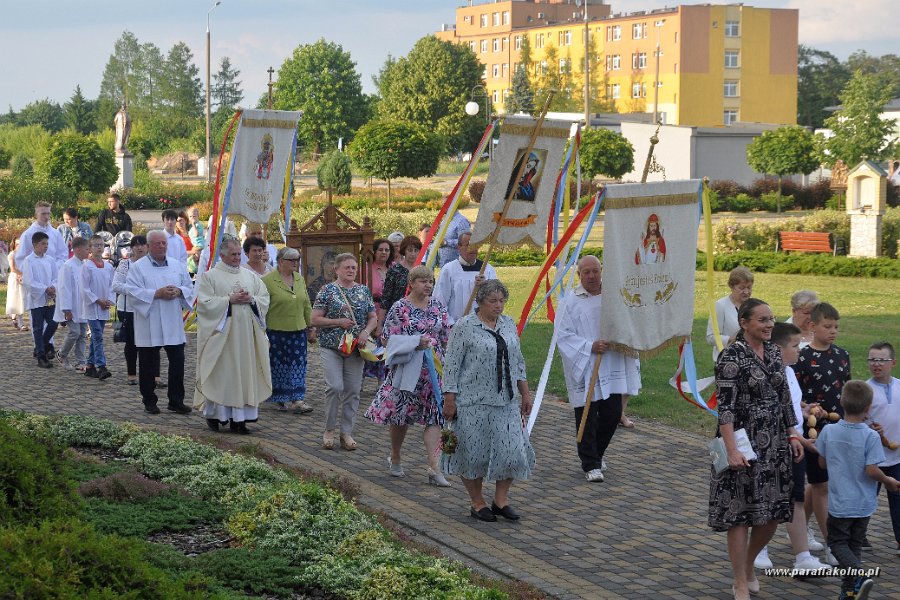 51 Procesja eucharystyczna.jpg